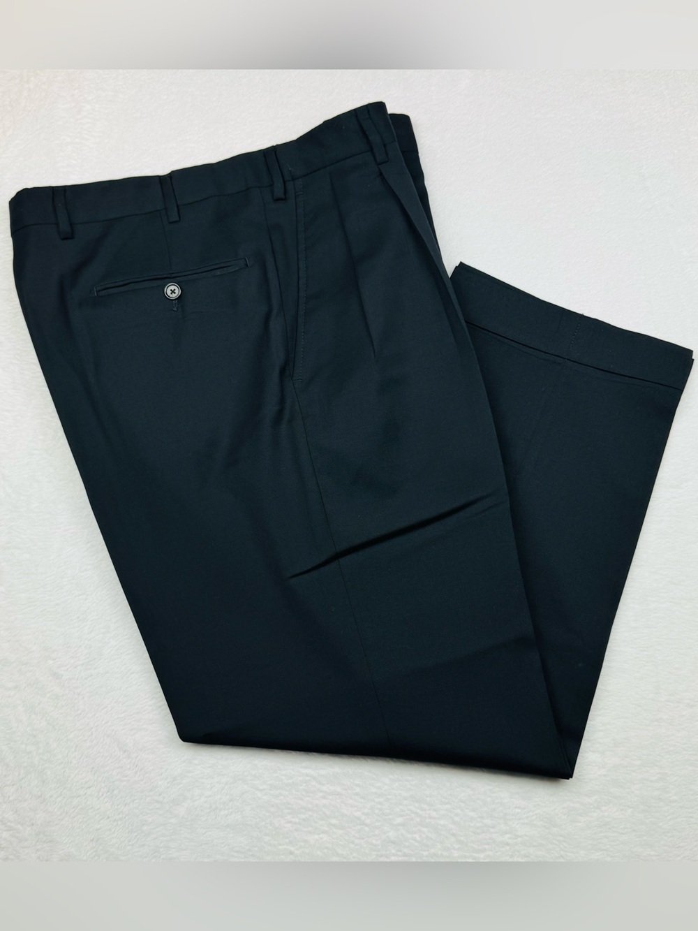 Kirkland made in Italy 100% wool trousers. Men’s size 36x29. Black. Front pleats